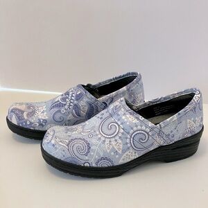 Ohmm Women’s “Grey Paisley” Clogs, Size 6